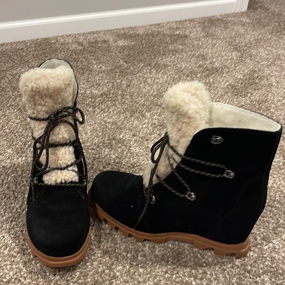 Worn once. Sorel Joan of Arctic Wedge III Lace Cozy